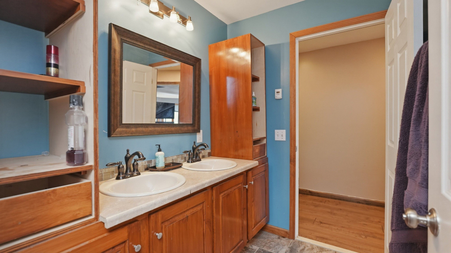 Bathroom 2, Rochester Lakeview 4br With Firepit Sleeps 6 4 Bedroom Home, Monroe
