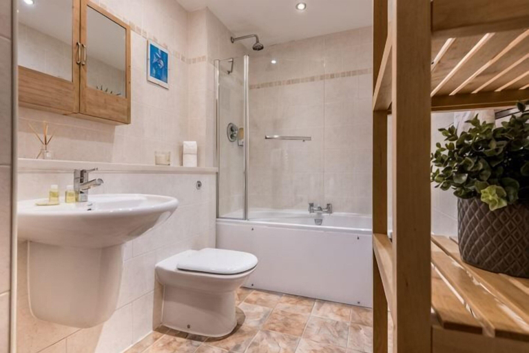 Bathroom, Host & Stay York Place Apartment, Sefton