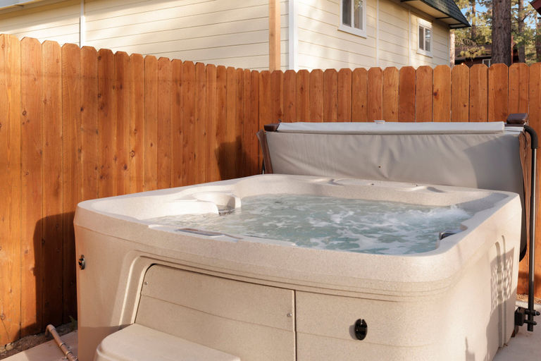 Outdoor spa tub, 2612- Ursa Major Lodge, San Bernardino