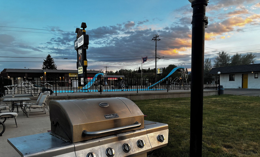 Property grounds, JET Motor Inn Buffalo, Johnson