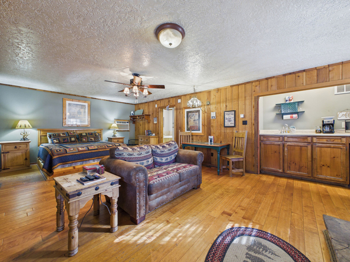 Living area 5, Whispering Pine Cabins, Lincoln