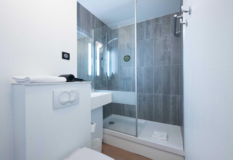 Bathroom 2, B&B HOTEL Bordeaux Merignac Cadera Aeroport, Gironde