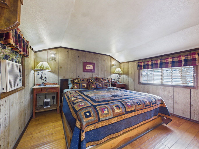 Room 2, Whispering Pine Cabins, Lincoln
