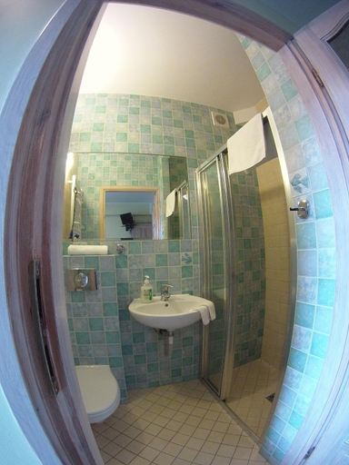 Bathroom 4, Villa Riffe, Puck
