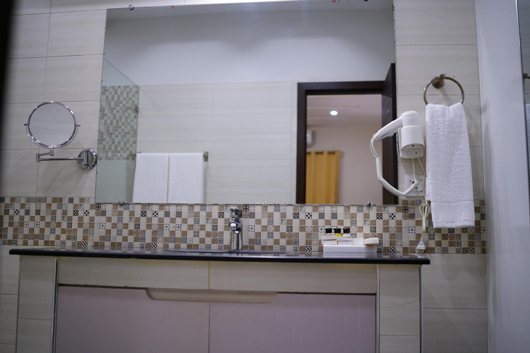 Bathroom 3, Faletti's Grand MM Alam Road, Lahore