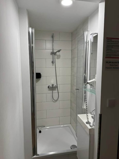 Bathroom 5, Room-Pauli, Hamburg