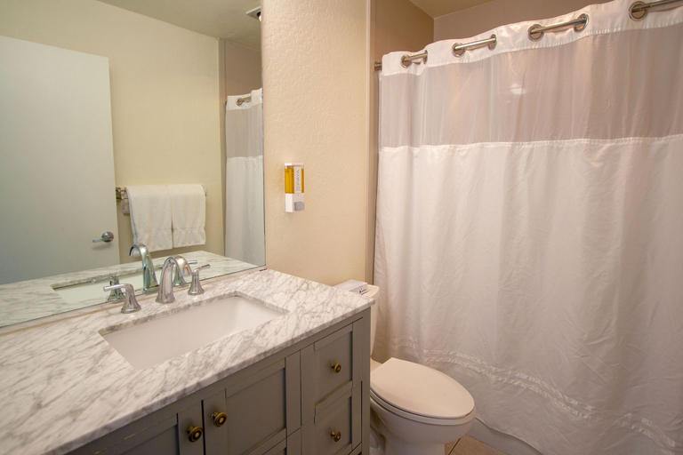 Bathroom 2, Carousel Beach Inn, Santa Cruz