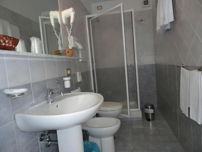 Bathroom 3, Hotel Fontana, Salerno