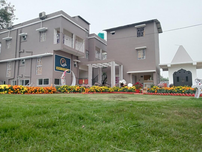 Exterior & Views