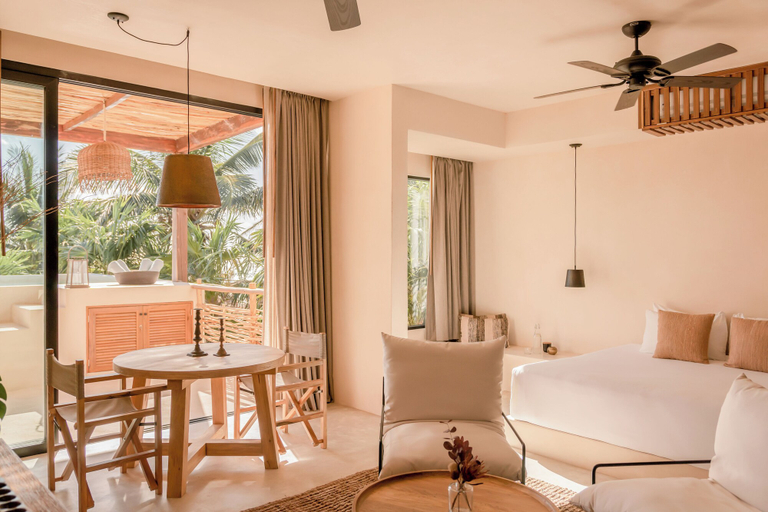 Room 4, Best-Located Beach Suite with pool., Cozumel