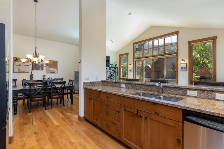 Dining 5, 43 Thackwell 3 Bedroom Condo, Summit