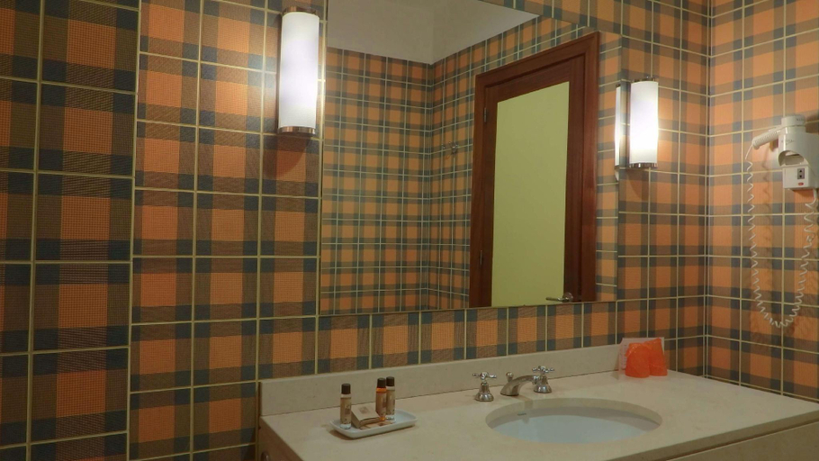 Bathroom 5, Golden Tulip Caramulo Hotel & SPA, Tondela