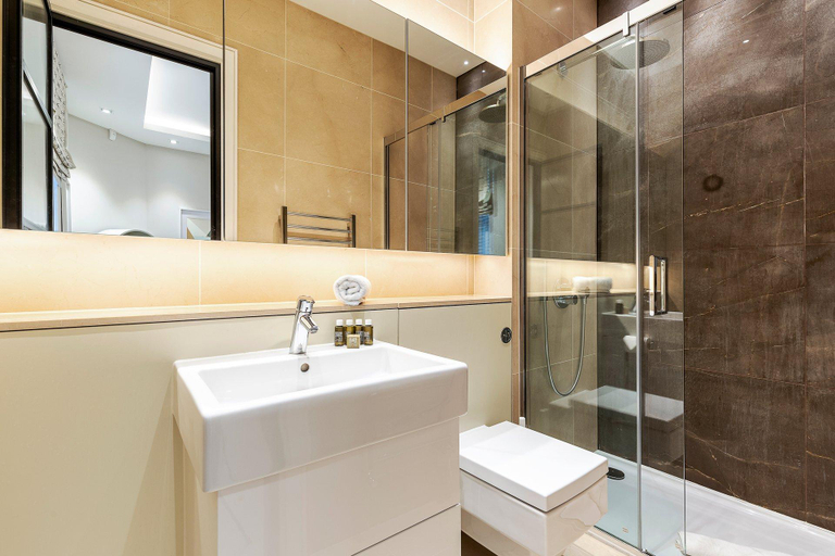 Bathroom 3, Pepys House A Modern Touch of History, London