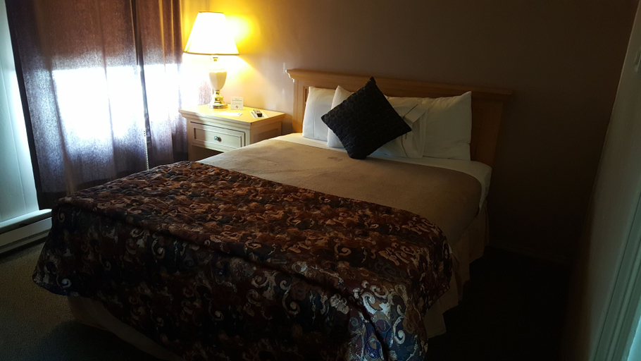 Room 2, Trails End Motel, Fergus