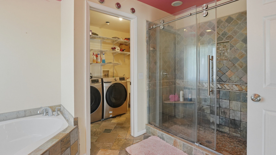 Bathroom 3, Rochester Lakeview 4br With Firepit Sleeps 6 4 Bedroom Home, Monroe
