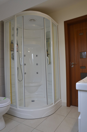 Bathroom 3, Virginia Gardens, Prajila