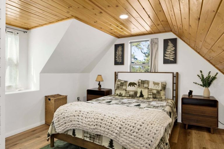 Room 4, 2613-shiloh Woods Cabin, San Bernardino