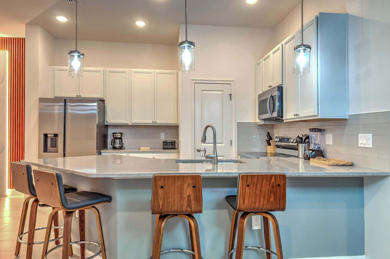 Private kitchen 2, Luxury Townhouse w/ Private Pool Near Disney & Universal, Orange