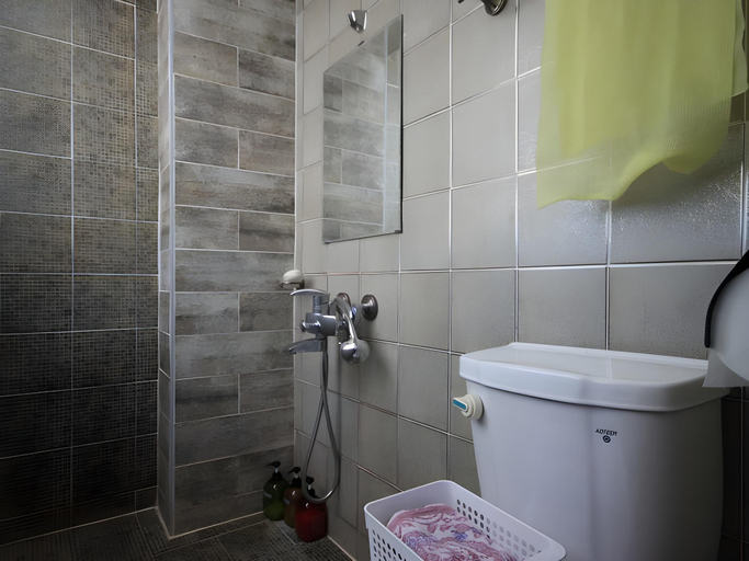 Bathroom 2, Hana Hostel, Jung
