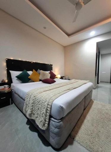 Room 2, Giri Prime Inn Cyber City By OTABoostup, Gurgaon