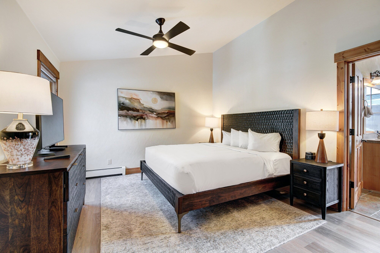 Room 4, Vaulted Ceilings+rustic Luxury 2 Blocks To Main St- Sleeps 6 2 Bedroom Townhouse by RedAwning, Summit