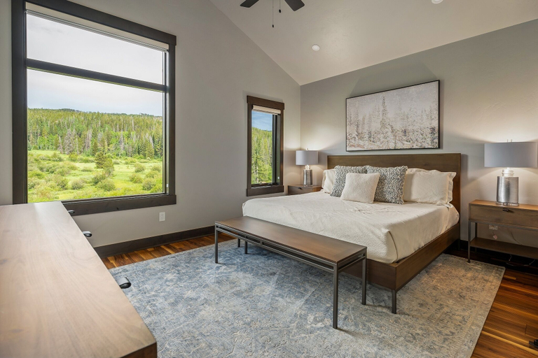Room 5, Blue Horizon Chalet 4 Bedroom Home, Grand