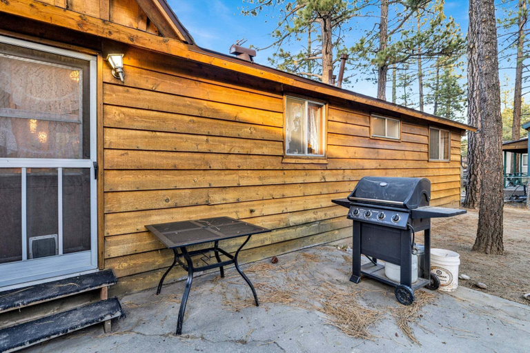 BBQ/picnic area 5, Bernhardt Brown Bungalow #2583, San Bernardino