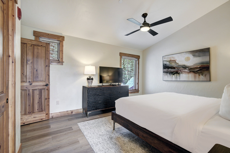 Room 5, Vaulted Ceilings+rustic Luxury 2 Blocks To Main St- Sleeps 6 2 Bedroom Townhouse by RedAwning, Summit
