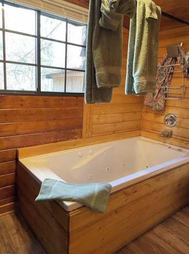 Bathroom 4, Casey's Cabins, Lincoln