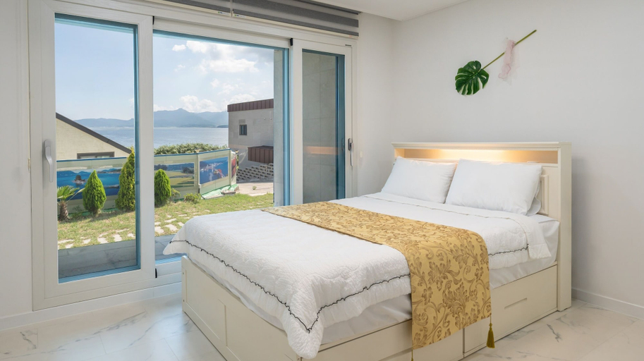 Room 2, That Day's Namhae Ocean View Pension, Namhae