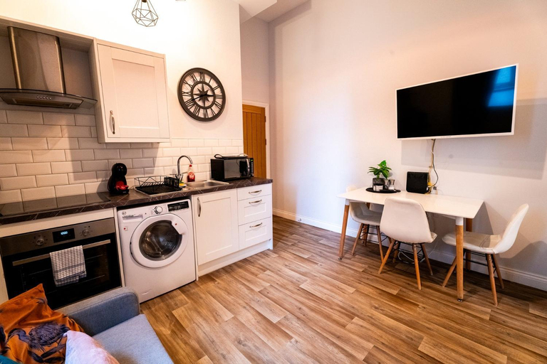 Others 5, Chapel Retreat | King Bed | Central Swansea, Swansea