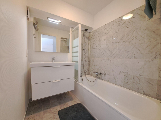 Bathroom, Sunny Coastal Apartment for 6, West-Vlaanderen