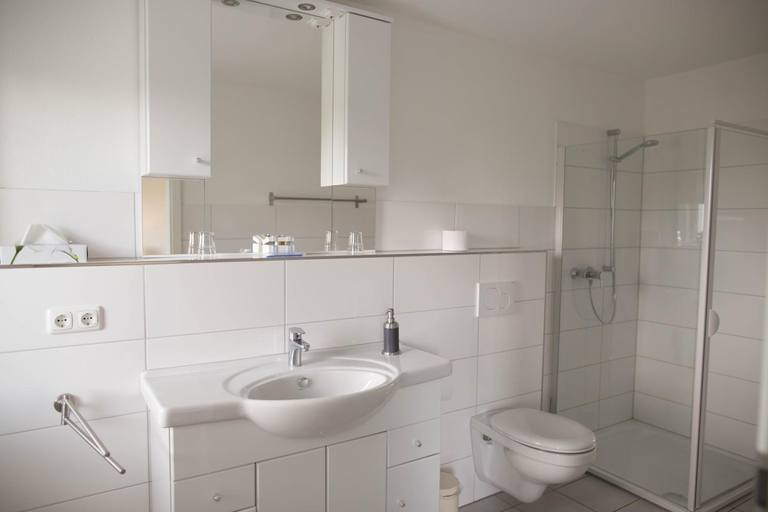 Bathroom 2, Hotel-Restaurant Faehr-Cafe, Schleswig-Flensburg
