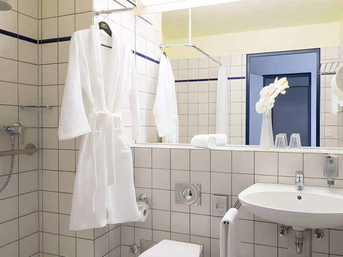 Bathroom 5, Victor's Residenz Gummersbach, Oberbergischer Kreis