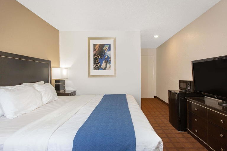 Others 4, Hotel Roseburg, Douglas