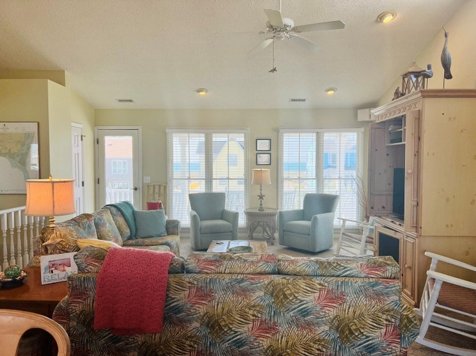 Living area 2, Le Tournesol 4 Bedroom Home by RedAwning, Brunswick