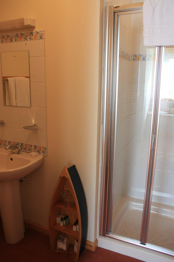 Bathroom 3, Ben Loyal Hotel, Highland