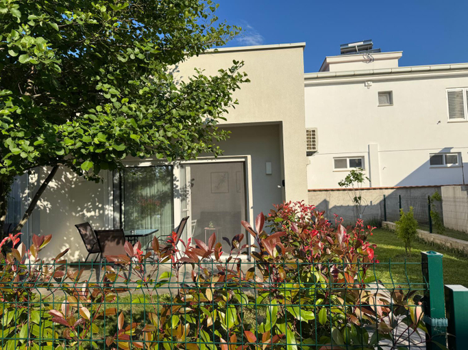 Exterior & Views