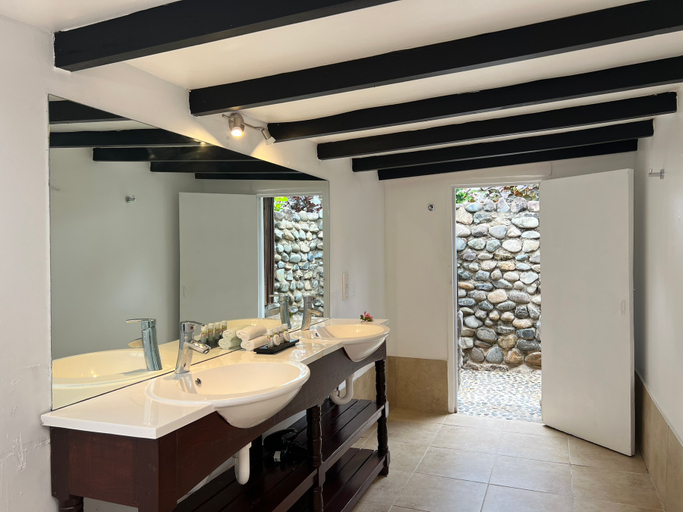 Bathroom 4, Crusoe's Retreat, Serua