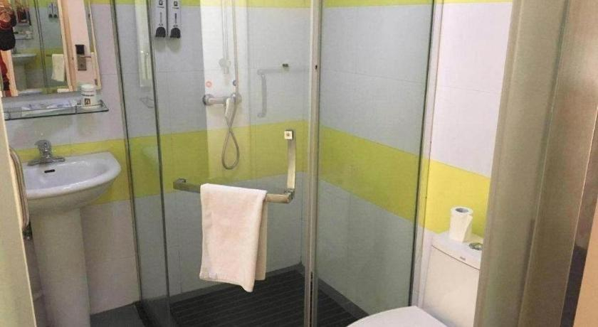 Bathroom 3, 7 Days Inn Yiyang Shengli Road, Shangrao