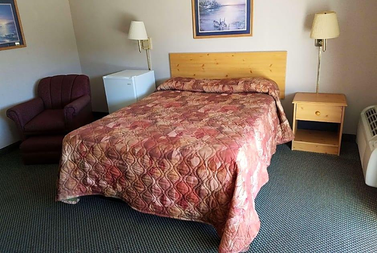 Bedroom 3, Knights Inn Franklin, Venango