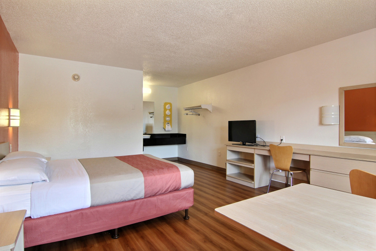 Bedroom 5, Motel 6 Middleburg Heights, Oh - Cleveland, Cuyahoga