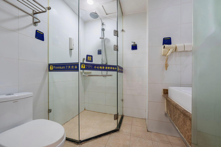 Bathroom 3, 7Days Inn Heze Dongming Fortune Plaza                                                           , Heze