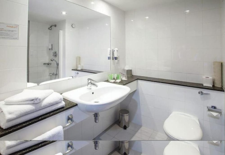 Bathroom 5, Maldron Hotel & Leisure Centre Tallaght, Dublin