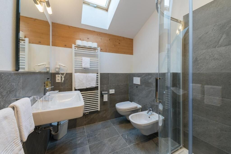 Bathroom 5, Berghotel Johanneshof, Bolzano