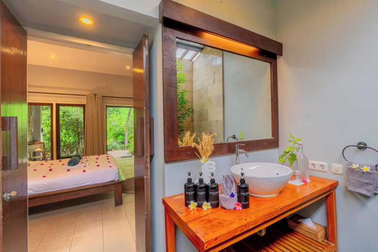 Bathroom 4, Bale Sampan Bungalows, Lombok
