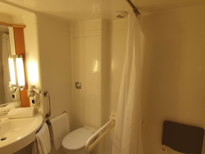 Bathroom 4, ibis Barcelona Centro (Sagrada Familia), Barcelona