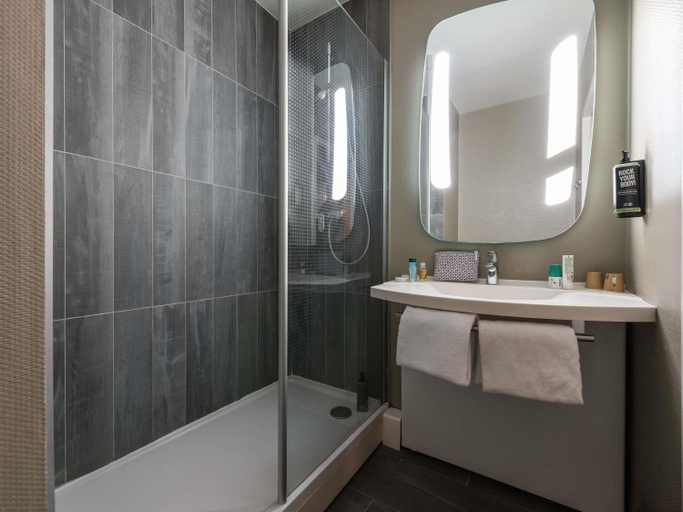 Bathroom 5, ibis Bourg Jasseron Teyssonge, Ain