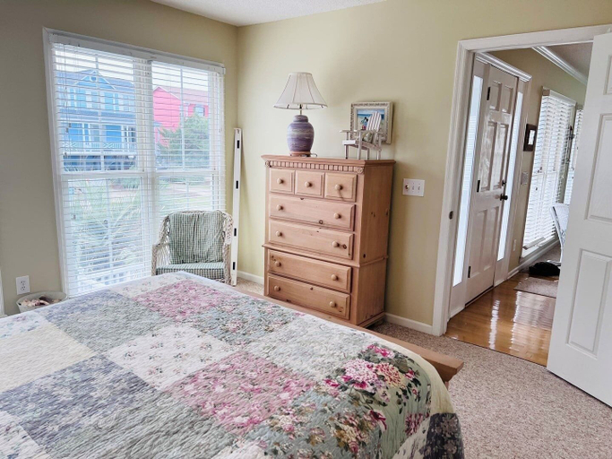 Room 5, Le Tournesol 4 Bedroom Home by RedAwning, Brunswick