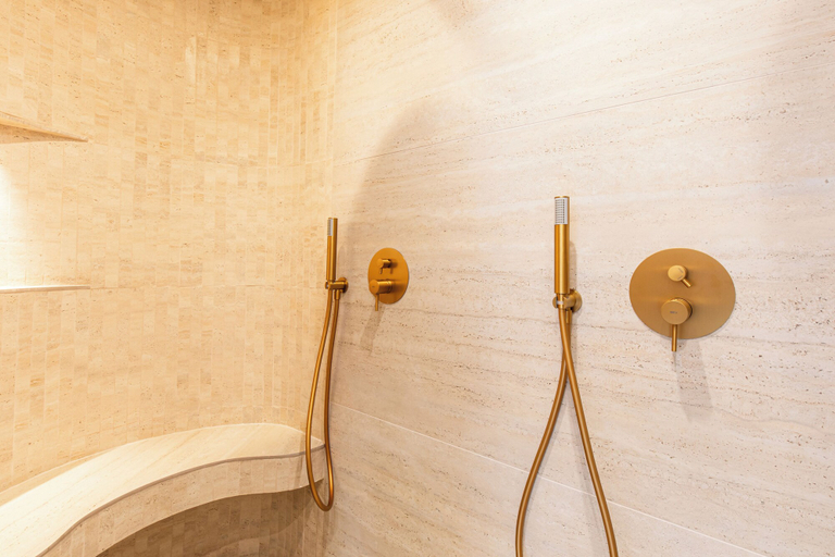 Bathroom 5, Lou mare, Var